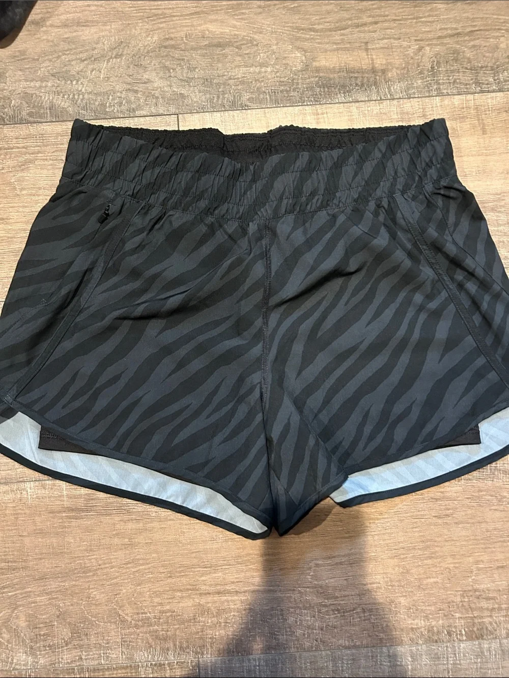 Women’s L Athletic Shorts - Picture 6 of 9